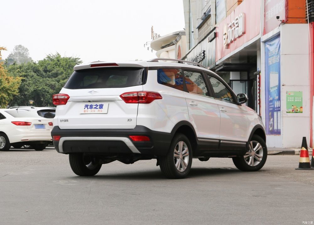 Espacio grande 7 Seat SUV Baic Ruixiang X3 de SUV del deporte de la gasolina compacta del vehículo 1.5L