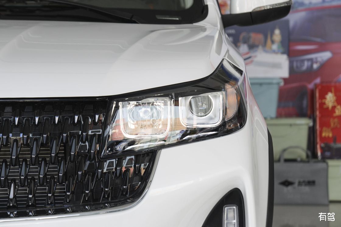 Vehículo elegante de la gasolina de los deportes de la familia de LHD para el adulto coche de la economía de 5/7 asientos