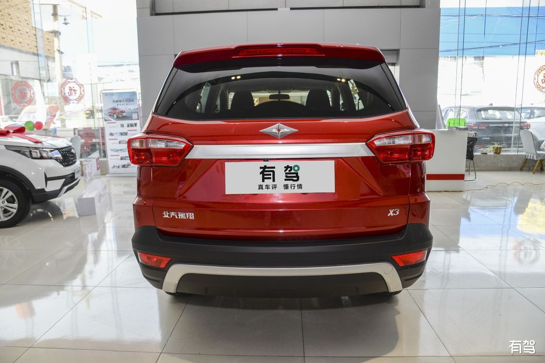 El vehículo práctico seguro y cuadrado del gas de BAIC Ruixiang X3 7 asienta el suficiente espacio del cargo