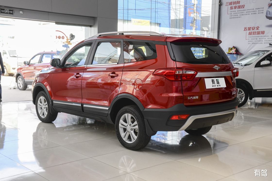 El vehículo práctico seguro y cuadrado del gas de BAIC Ruixiang X3 7 asienta el suficiente espacio del cargo