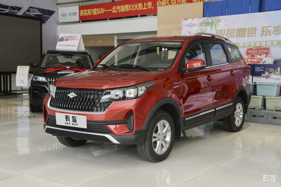 El vehículo práctico seguro y cuadrado del gas de BAIC Ruixiang X3 7 asienta el suficiente espacio del cargo