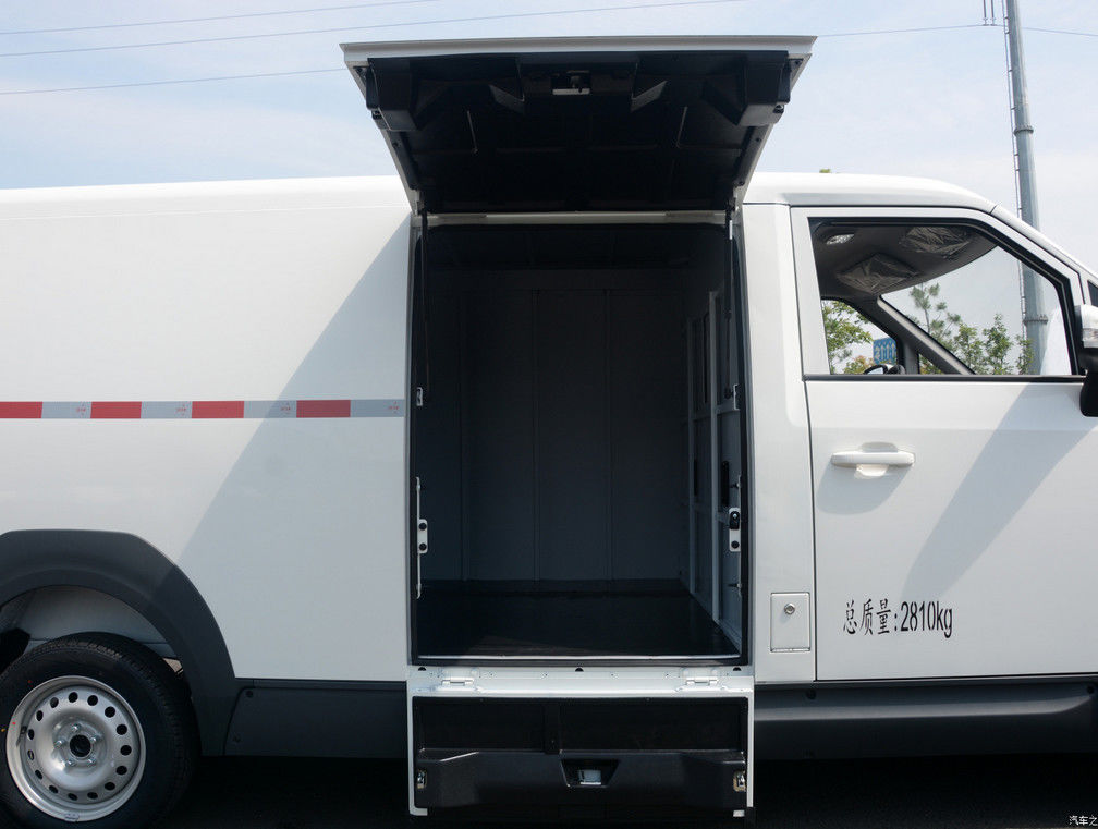 El cargo eléctrico Van Vehicle del transporte de la caja los 5m se extiende de largo los 305km cuatro puertas