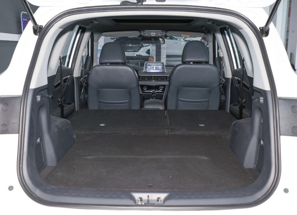 Gasolina 7-Seater SUV de High Tech de BAIC con 6 la ventana trasera del combustible del engranaje 1.5L