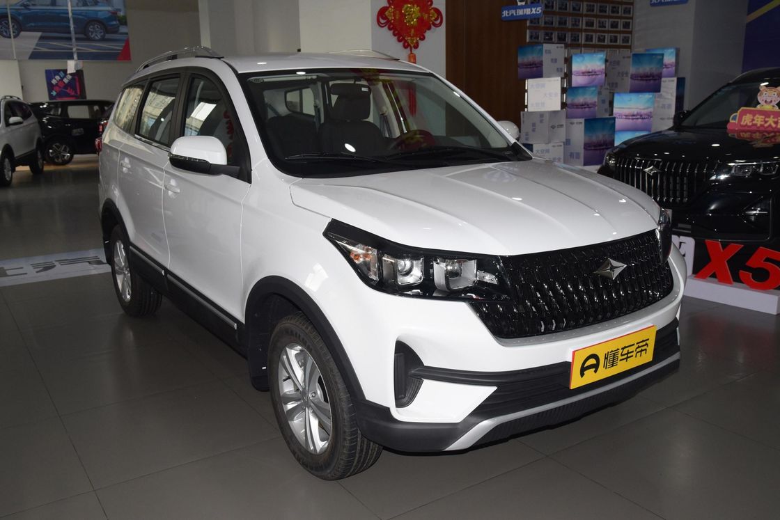 7 asientos SUV con motor de gasolina BAIC RUIXIANG X3 Espacio de maletero flexible Blanco Vehículo deportivo utilitario