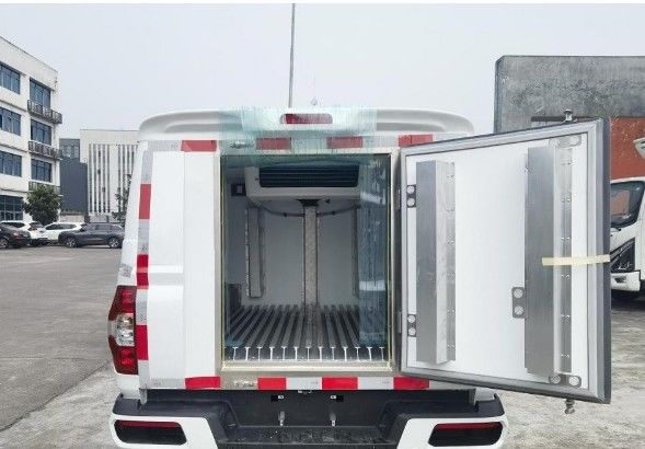 Mini furgoneta de carga de aceite diesel para transporte expreso de alimentos o mercancías Capacidad de 5 pasajeros