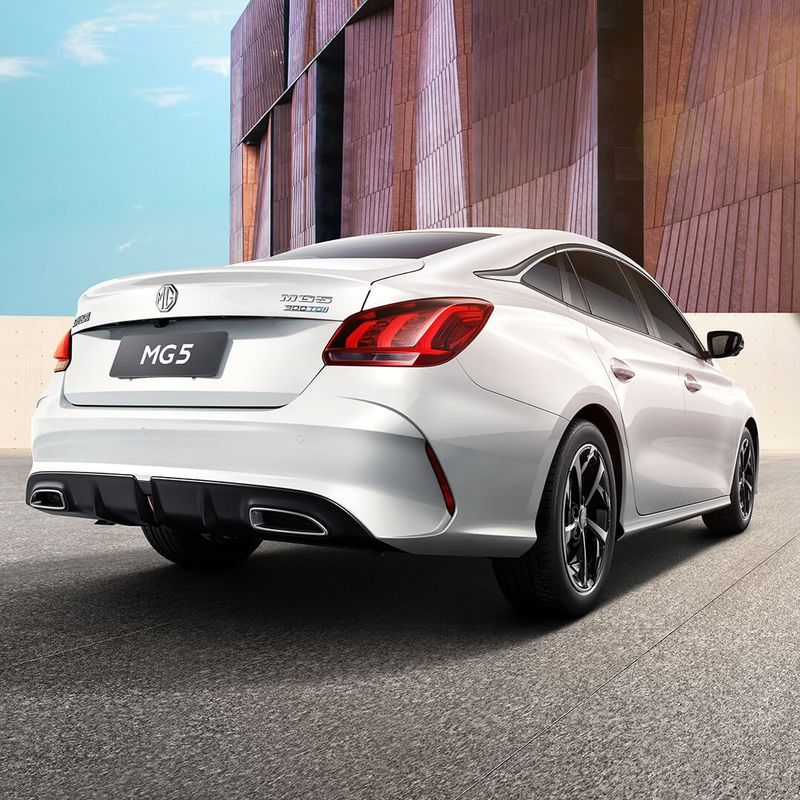 E-mark Sedan MG5 Coche 180km/h Velocidad 6L/100km Consumo Seguro Bolsas de aire 2680mm Base de ruedas