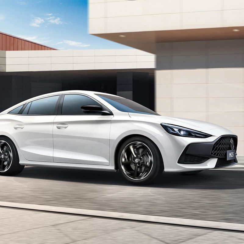 E-mark Sedan MG5 Coche 180km/h Velocidad 6L/100km Consumo Seguro Bolsas de aire 2680mm Base de ruedas