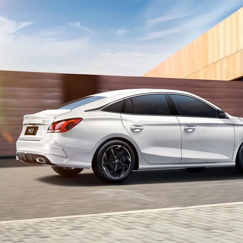 E-mark Sedan MG5 Coche 180km/h Velocidad 6L/100km Consumo Seguro Bolsas de aire 2680mm Base de ruedas