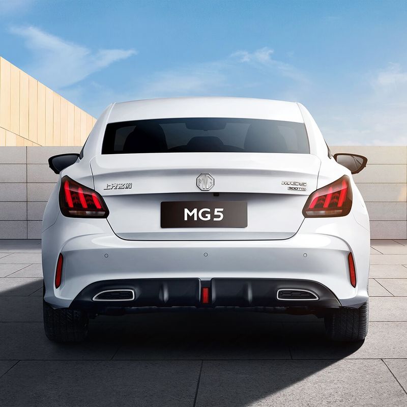 E-mark Sedan MG5 Coche 180km/h Velocidad 6L/100km Consumo Seguro Bolsas de aire 2680mm Base de ruedas