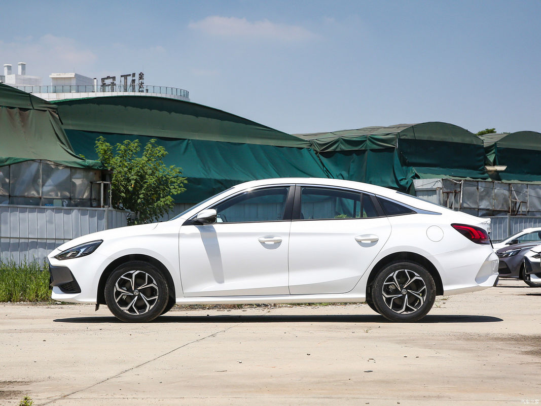 Venta caliente 2023 MG5 1.5L 180DVVT 5 asientos 4 puertas Sedan automático Blanco/amarillo Autos de gasolina versión de lujo